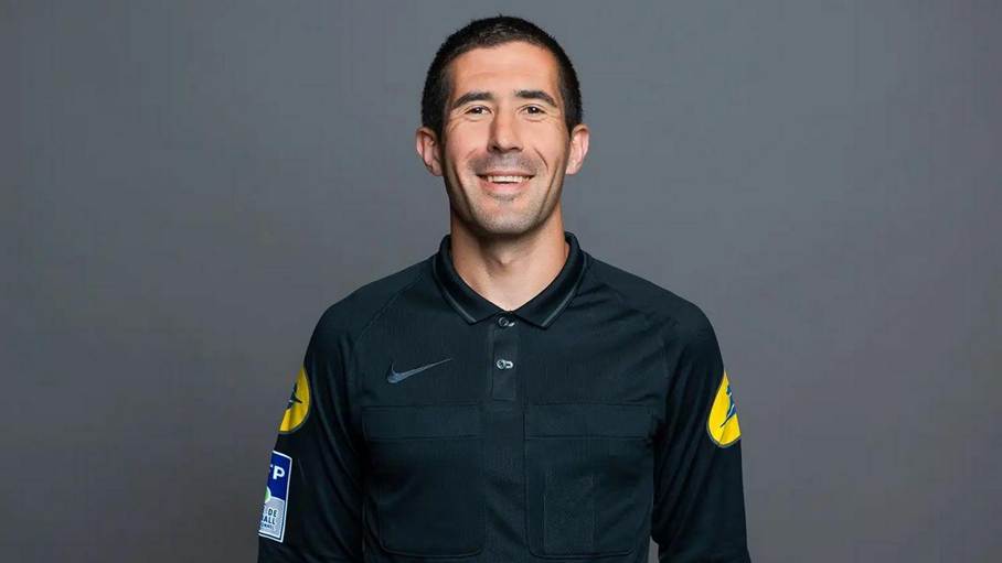 Alexandre Perreau Niel au sifflet de FCSM-EA Guing...